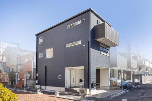 9-min walk to Ikebukuro Station, 1-min walk to Kanamecho Station Max 8 guests 70 sqm Free parking Direct access to Shinjuku, Shibuya, Ueno
