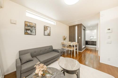 9-min walk to Ikebukuro Station, 1-min walk to Kanamecho Station Max 8 guests 70 sqm Free parking Direct access to Shinjuku, Shibuya, Ueno