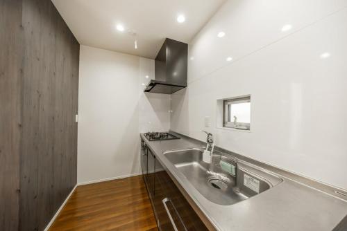 9-min walk to Ikebukuro Station, 1-min walk to Kanamecho Station Max 8 guests 70 sqm Free parking Direct access to Shinjuku, Shibuya, Ueno