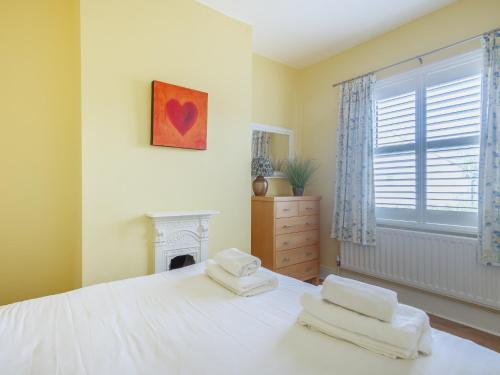 Ένα ή περισσότερα κρεβάτια σε δωμάτιο στο 3 Bed in Knaresborough 74150