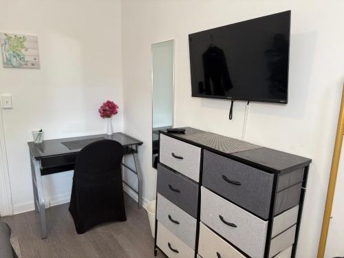 Μια τηλεόραση ή/και κέντρο ψυχαγωγίας στο Modern Room in Shared Apartment Near NYC