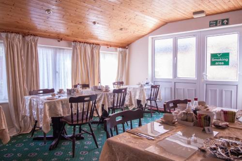 Raynscourt Lodge tesisinde bir restoran veya yemek mekanı