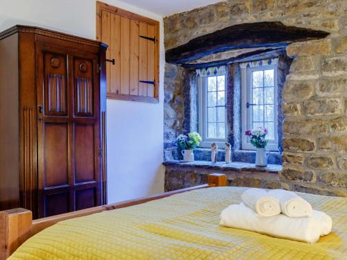 a bedroom with a bed with towels on it at 3 Bed in Fritchley 85797 in Crich