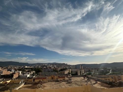 Blick auf eine Stadt vom Dach eines Gebäudes in der Unterkunft Hotel el bahia tlemcen in Tlemcen