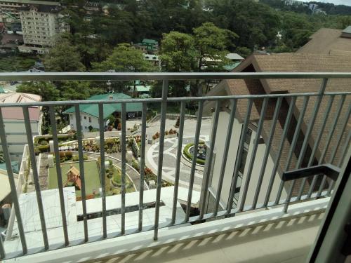 balcone con vista sul parco. di Studio 510 A Slice of Baguio Paradise with pool and view a Baguio