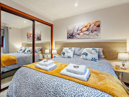 Postel nebo postele na pokoji v ubytování 1 Bed in Powmill 95872