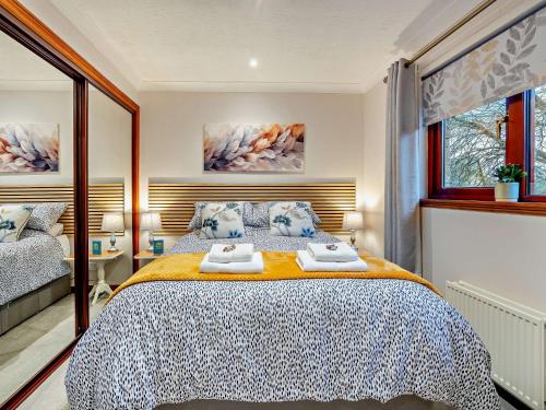 Postel nebo postele na pokoji v ubytování 1 Bed in Powmill 95872