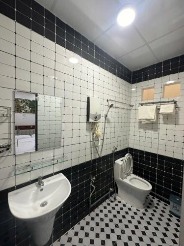 a bathroom with a sink and a toilet at Mây Homestay in Quy Nhon