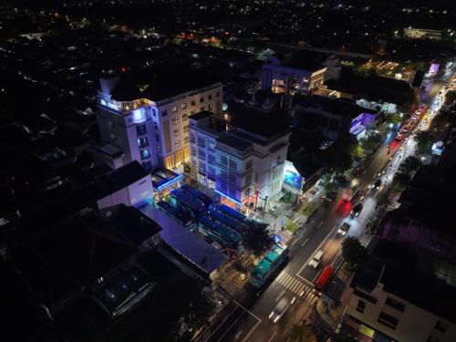 una vista aérea de una ciudad por la noche en SM Tower Malioboro, en Yogyakarta