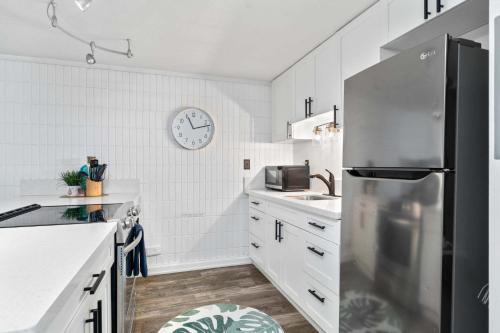 Una cocina o cocineta en Beachfront Studio with Partial Ocean View