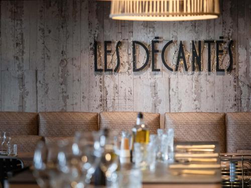 a dining room with a table and a sign that reads restaurant at Novotel Bordeaux Centre Ville in Bordeaux