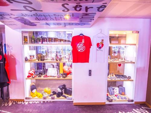 a store with a red shirt in a display case at ibis Colmar Est - Hotel Restaurant en Alsace in Colmar
