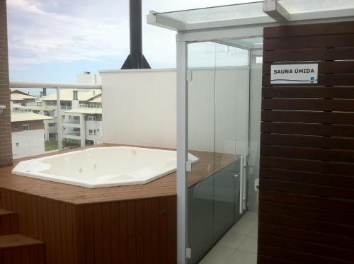 una vasca da bagno situata in cima a un edificio di Deixe a energia fluir e contaminar suas férias. a Florianópolis