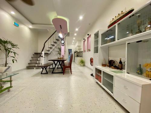 a hallway with a table and a dining room at Homestay NAD nguyên căn tại Phan Thiết in Ấp Sung Xuân