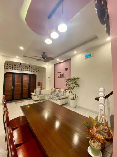 a large living room with a table and chairs at Homestay NAD nguyên căn tại Phan Thiết in Ấp Sung Xuân
