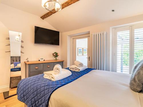 a bedroom with a bed with towels on it at 1 Bed in Richmond 88054 in Richmond