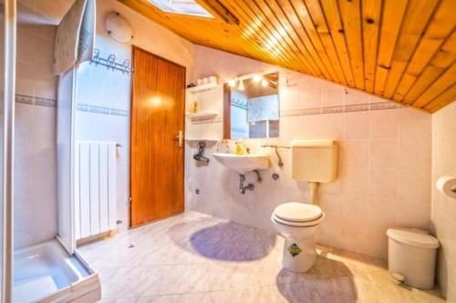 Koupelna v ubytování Villa Paolija