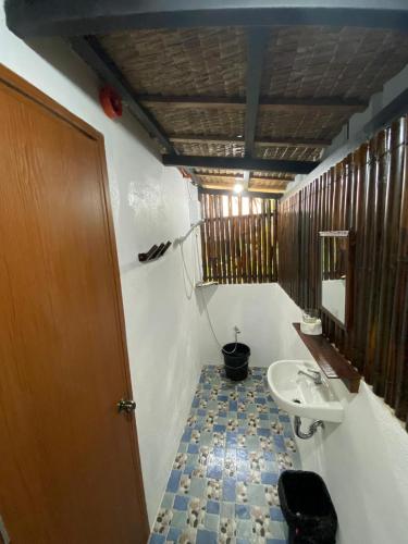 un bagno con lavandino e WC di New native buotique resort a Sampong