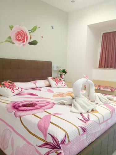 a bedroom with a bed with towels on it at Al Punto Giusto in Catania