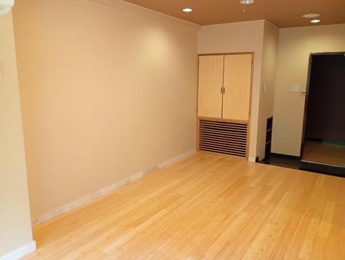 een lege kamer met een hardhouten vloer en een kast bij 坂聖 那須塩原 in Nasushiobara