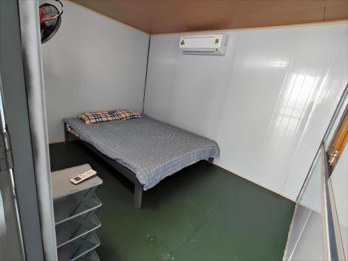 a small room with a small bed in it at Cay Bang Homestay in Long Hai