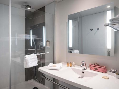 Salle de bains dans l'établissement Hôtel Mercure Lille Aéroport