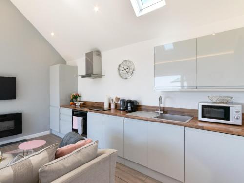 Η κουζίνα ή μικρή κουζίνα στο 1 Bed in Sennen 85836