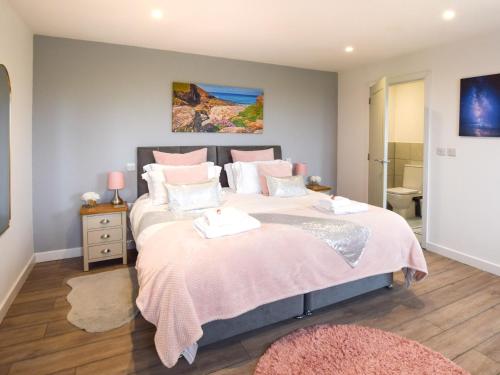 Ένα ή περισσότερα κρεβάτια σε δωμάτιο στο 1 Bed in Sennen 85836