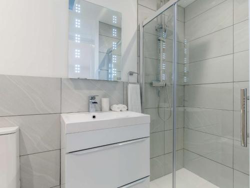 Ένα μπάνιο στο 1 Bed in Sennen 85836