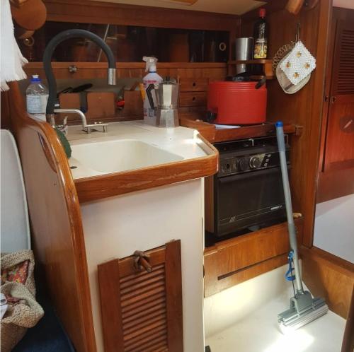 a kitchen with a sink and a stove at Paraty em um veleiro passeio diário in Paraty