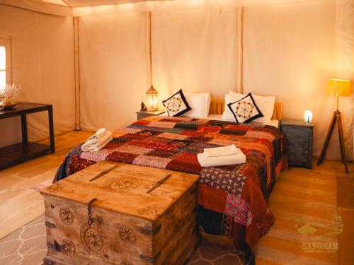 Postel nebo postele na pokoji v ubytování Sangram Desert camp