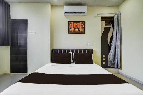 a bedroom with a bed and a window at HOTEL O REGAL INN in Dhantoli