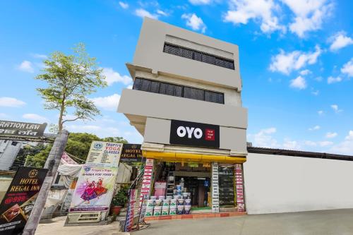 aiya shop in front of a building at HOTEL O REGAL INN in Dhantoli