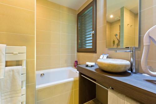Et badeværelse på La Croix de Savoie & Spa
