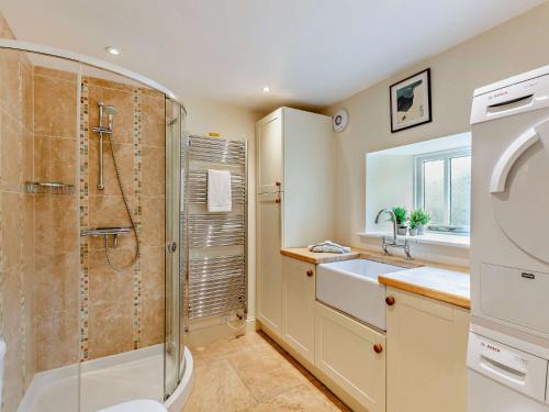 Ένα μπάνιο στο 4 Bed in Low Row G0083