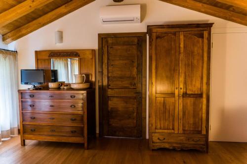 a room with a wooden cabinet and a dresser at Agriturismo Dai Gobbi in Fara Vicentino
