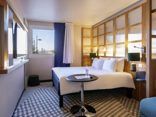 Postel nebo postele na pokoji v ubytování Ibis Styles St Etienne - Gare Chateaucreux