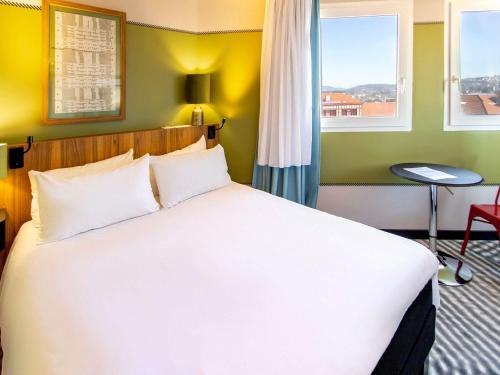 Postel nebo postele na pokoji v ubytování Ibis Styles St Etienne - Gare Chateaucreux