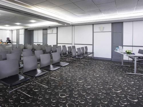 a conference room with chairs and a table and a desk at Mercure Paris Vaugirard Porte De Versailles in Paris