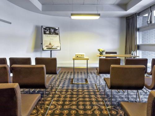 a waiting room with chairs and a table and a podium at Mercure Paris Vaugirard Porte De Versailles in Paris