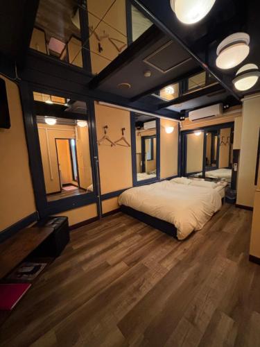 Ένα ή περισσότερα κρεβάτια σε δωμάτιο στο 四条ホテル