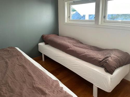 JøsenにあるModern Cabin With Sea View In Boknのベッド2台と窓のある寝室