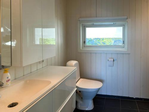 JøsenにあるModern Cabin With Sea View In Boknのトイレと窓のある白いバスルーム