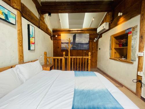 a large bed in a room with wooden walls at Dali Xizhou Jiakedi 大理喜洲甲科第古宅文化民宿 in Dali