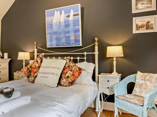 Postel nebo postele na pokoji v ubytování 2 Bed in Sandsend G0160