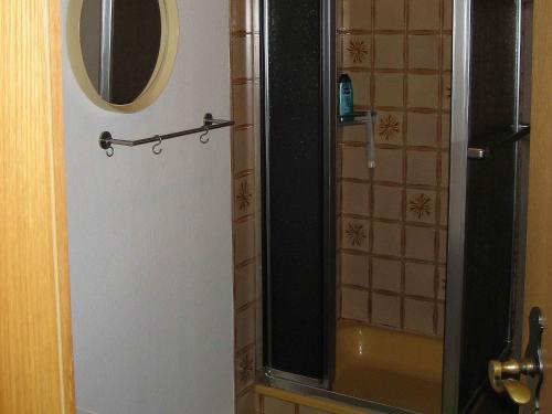 トリベルクにあるFerienwohnung Kingのバスルーム(ガラスドア付きのシャワー付)
