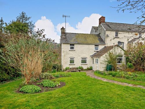 Llangynidrにある2 Bed in Llangynidr BN052の庭のある古い家