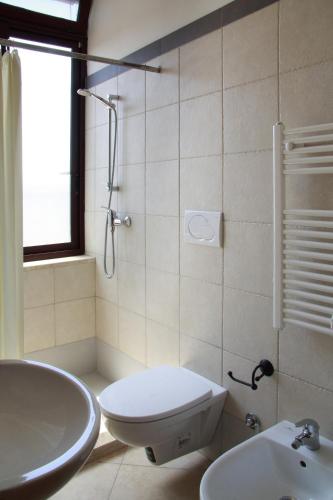 a bathroom with a sink and a toilet and a tub at Villa Giovanna in Nardò