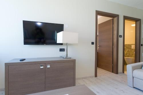 Una televisión o centro de entretenimiento en Hotel Petrčane