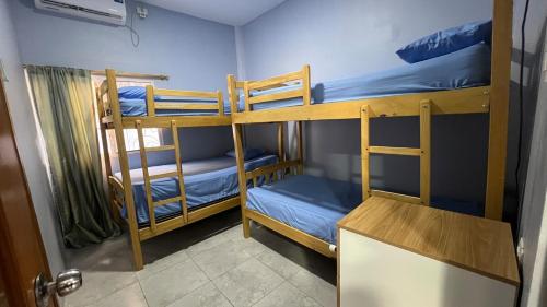 una habitación con dos literas y una mesa en Alojamiento en Shekinah House, en Data de Villamil